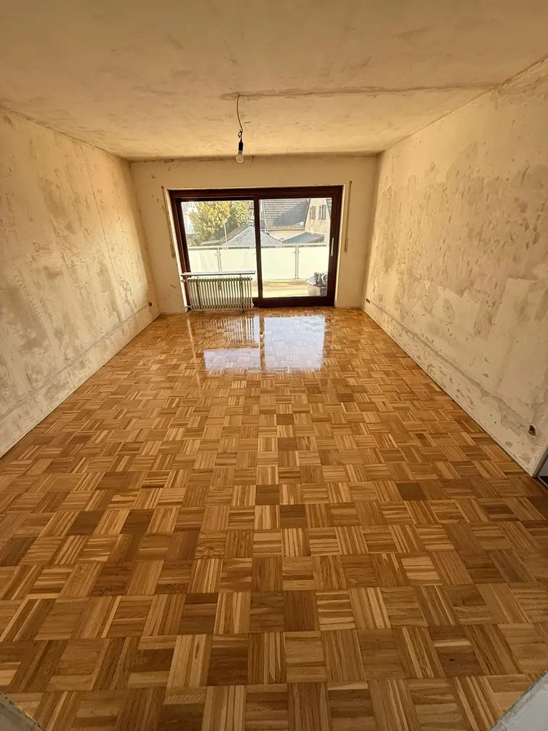 Wohnraum mit klassischem Parkett vor der Renovierung