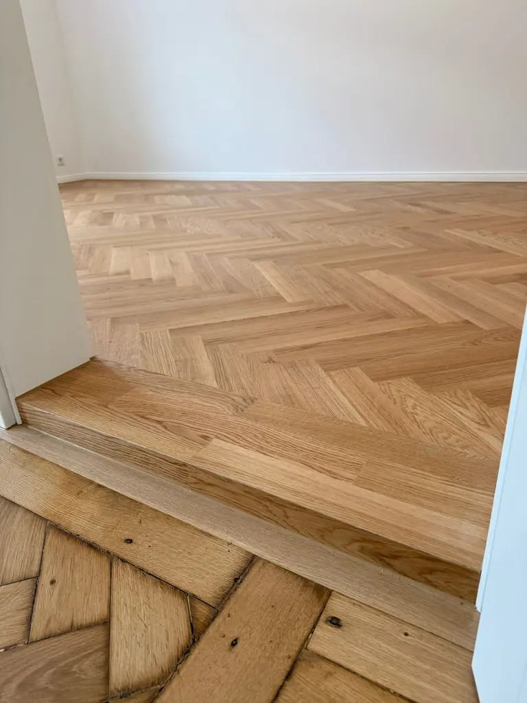 Helles Fischgrätparkett an einer Treppe