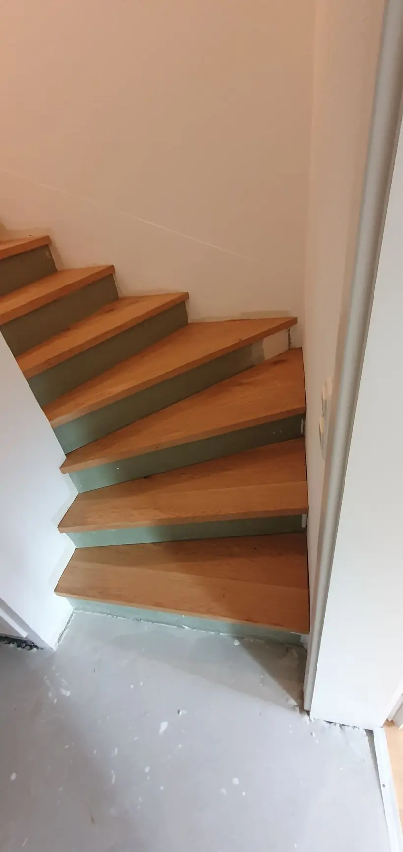 Renovierte Holztreppe in einem Wohnhaus