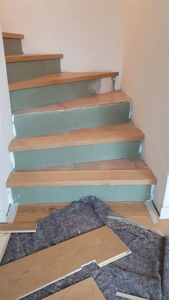 Treppenstufen während der Montage