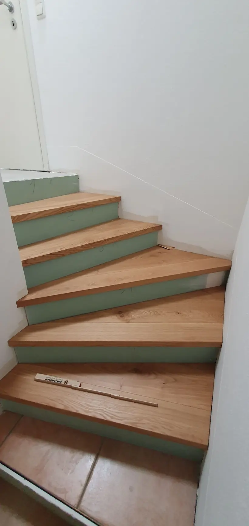Treppenstufen mit Schutzabdeckung während der Arbeiten