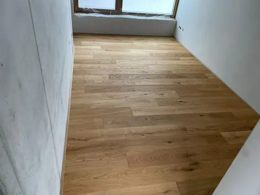 Fertiger Holzboden in einem schmalen Raum