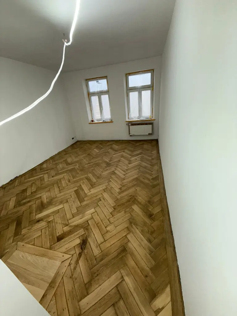 Fischgrätparkett in einem renovierten Zimmer